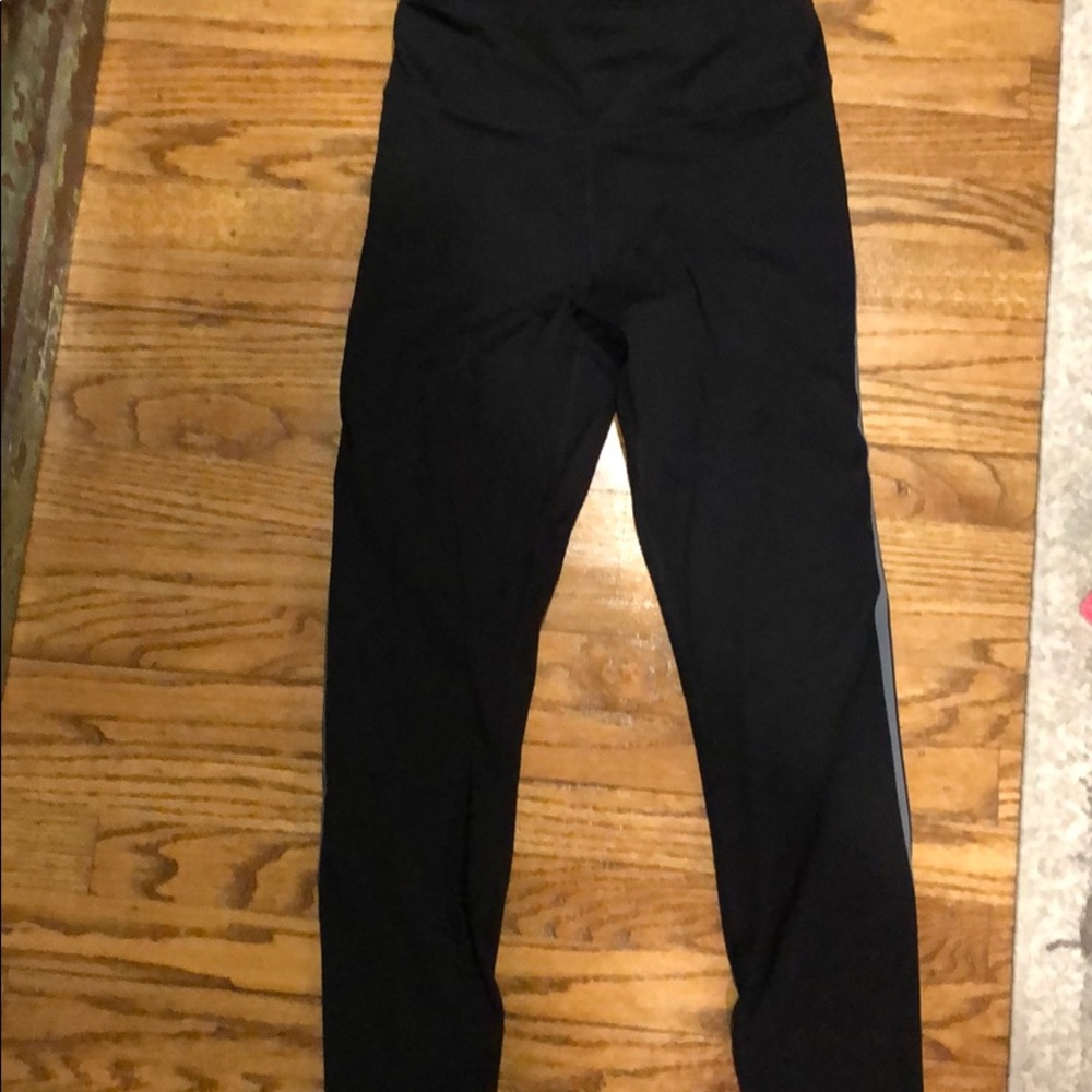 7/8 lululemon leggings size 6- back zip pocket